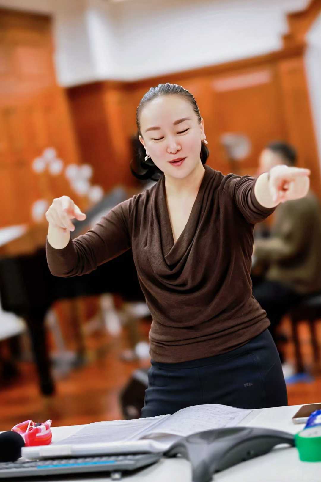 Jasmine Chen guiding a salon discussion on jazz