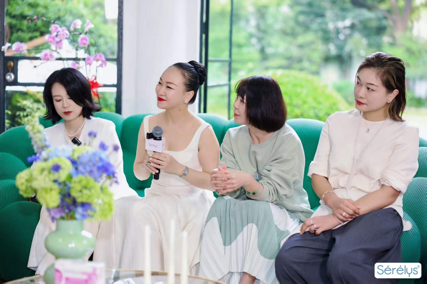 Jasmine Chen presenting jazz history in Shanghai